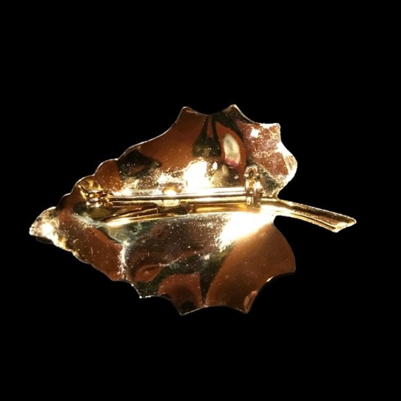 Brooch Pin Women's Vintage Leaf Jewelry in a Gold Tone Setting - Picture 2 of 3